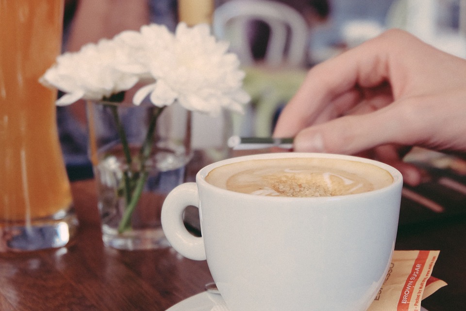 איך מכינים קפה כמו בבית הקפה מבלי לצאת מהבית? יותר פשוט ממה שחשבתם