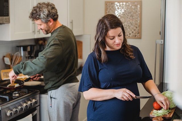 זוג מבשל מתכונים לראש השנה